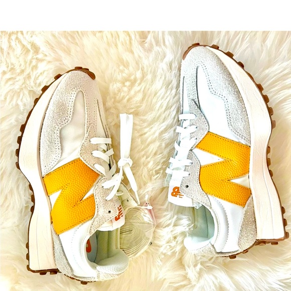 New Balance Shoes - NEW BALANCE 327 TENNESSEE VOLUNTEERS SNEAKERS SHOES CELEBRITY FAVORITE SIZE 6.5